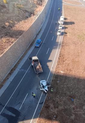 Ters yöne giren otomobille hafif ticari araç çarpıştı: 1 ölü, 3 yaralı