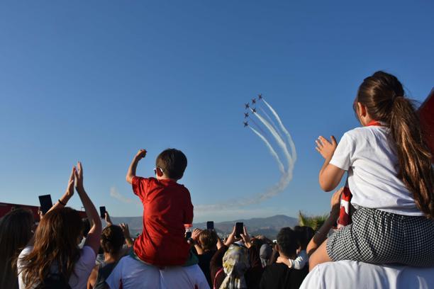 İzmir'de 350 metrelik Türk bayrağı ile 'Zafer Yürüyüşü'/ Ek fotoğraflar