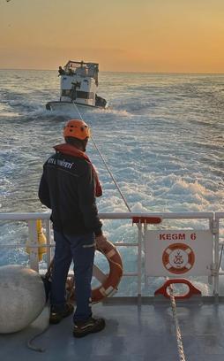 Çanakkale Boğazı'nda sürüklenen tekne kurtarıldı