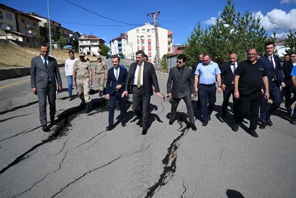 Erzurum Valisi Çiftçi, heyelanın olduğu mahallede inceleme yaptı