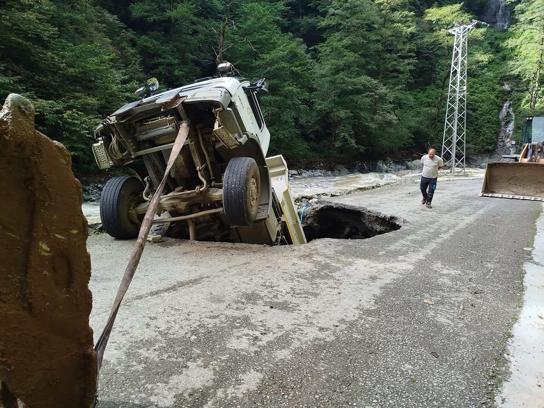 Artvin'de göçüğe düşen kamyonun sürücüsü yaralandı