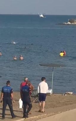 Denizde boğulma tehlikesi geçiren genci cankurtaranlar kurtardı