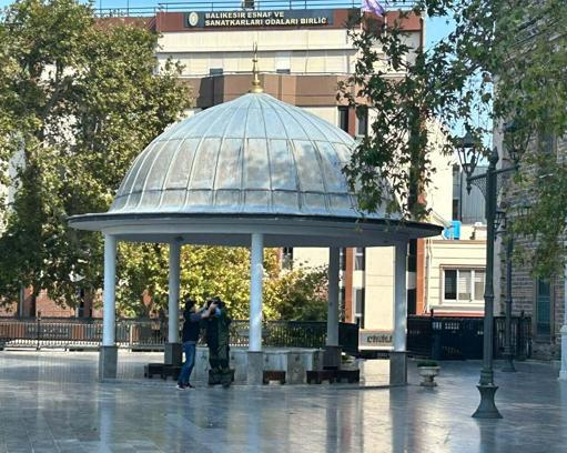 Tarihi caminin avlusuna bırakılan çanta fünye ile patlatıldı