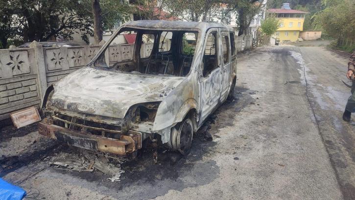 Şehit polis memurunun babasının aracı, park halindeyken yandı