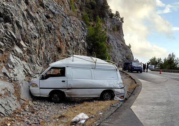 Yolcu otobüsüyle minibüs çarpıştı: 1 ölü, 1 yaralı