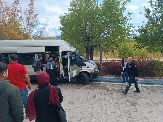 Dolmuş, kampüste ağaca çarptı; 13 öğrenci yaralı
