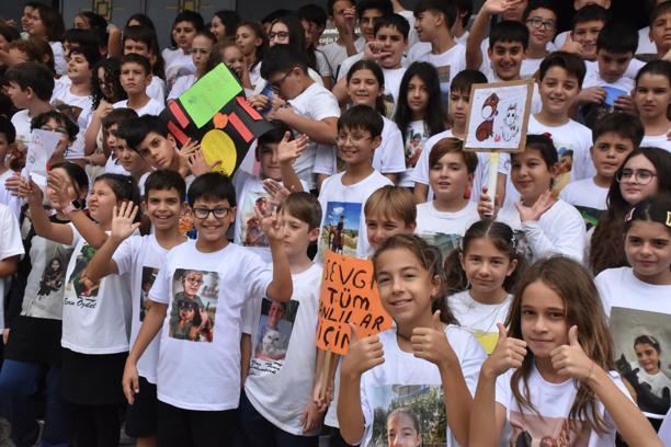 Sevdikleri hayvanları Koruma Günü'nde unutmayıp, fotoğraflarını tişörte bastırdılar
