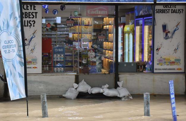 İzmir'de sağanak etkili oluyor; en çok yağışı Dikili aldı (2)