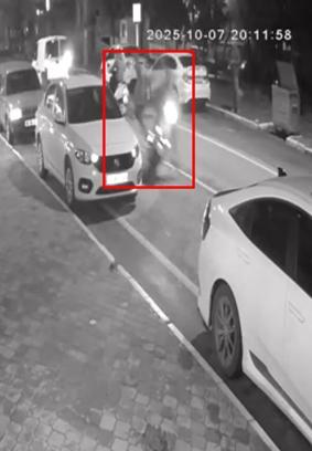 Balıkesir’de motosikletin yayaya çarptığı kaza kamerada: 2 yaralı