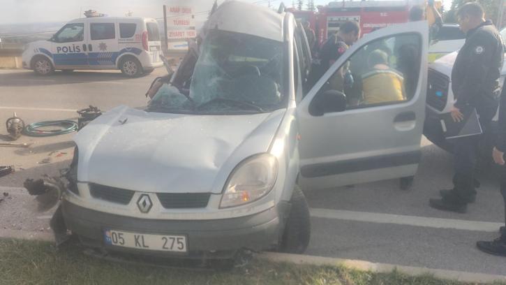 Hafif ticari araçla kamyon çarpıştı: 4 ölü, 2 yaralı