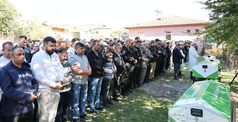 Amasya'daki kazada ölen 3 kardeş ile enişteleri toprağa verildi