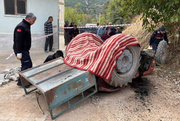 Devrilen traktörün altında kalıp, öldü