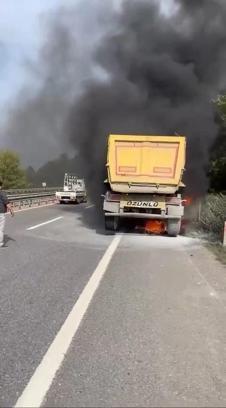 İstanbul - Şile Yolunda hafriyat kamyonunun dorsesinde çıkan yangın söndürüldü