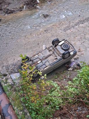 Adana'da otomobil köprüden düştü; 2 yaralı