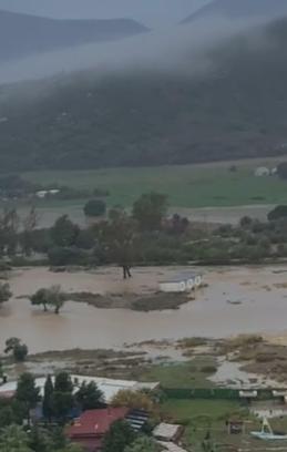 Gökçeada'da sağanak su baskınlarına yol açtı; heyelan nedeniyle yol kapandı