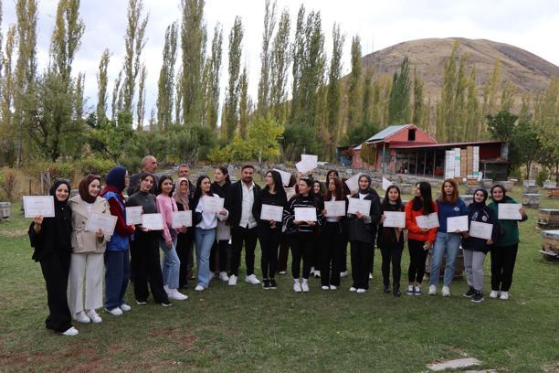 Narman Gençlik Merkezi öğrencileri, organik arıcılık sertifikalarını aldı