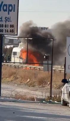 Minibüsle çarpışan motosikletin sürücüsü çıkan yangında öldü
