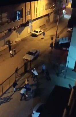 Tartıştıkları 2 kişiyle ayırmaya çalışanı dövdüler