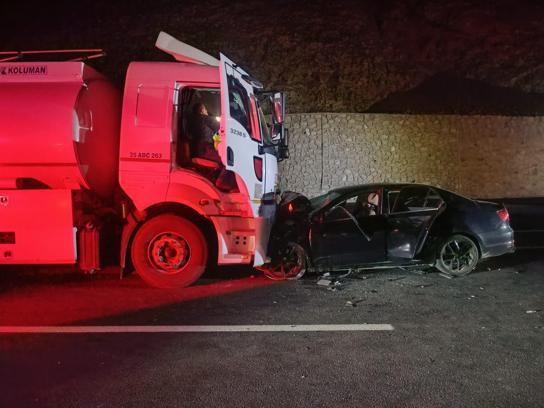 Van'da yakıt tankeri ile otomobil çarpıştı: 2 ölü, 4 yaralı / Ek fotoğraflar