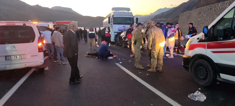 Van'da yakıt tankeri ile otomobil çarpıştı: 2 ölü, 4 yaralı