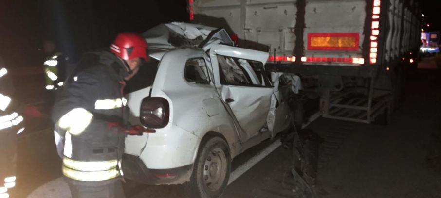 TIR'a çarpan otomobilin sürücüsü öldü
