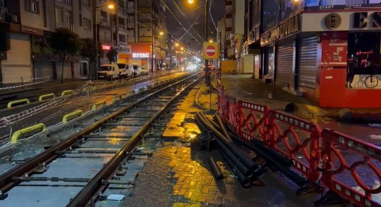 İstanbul - Zeytinburnu’nda otomobil çalışma yapılan tramvay yoluna girdi