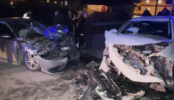 İki otomobil kafa kafaya çarpıştı: 7 yaralı