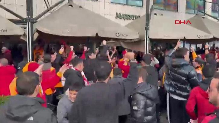 Galatasaraylı taraftarlar maç saatini bekliyor