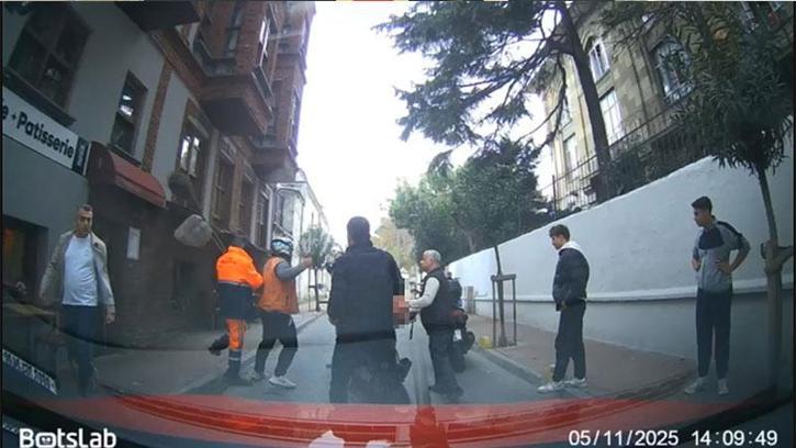 Fatih'te motosikletlilerin sopalı kavgası kamerada