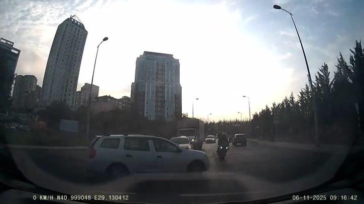 İstanbul- Ümraniye'de otomobil motosiklete çarptı; kaza kamerada
