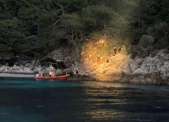 Fethiye’de kayalık kesimde mahsur kalan 21 kaçak göçmen kurtarıldı