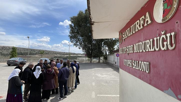 Otomobil, şarampole devrildi; ehliyetsiz sürücü öldü, 2 yaralı