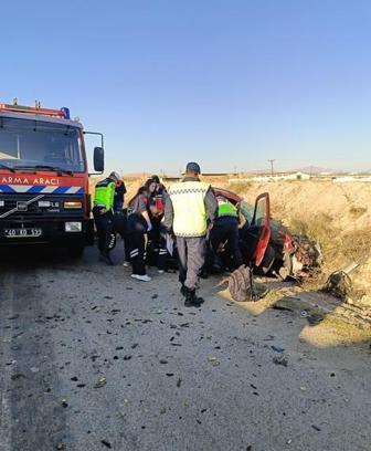 Otomobil ile kamyon çarpıştı: 1 ölü, 1 yaralı