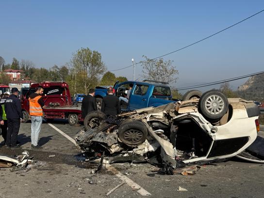 Ehliyetsiz sürücünün kullandığı otomobille kamyonet çarpıştı; 1 ölü, 2 yaralı