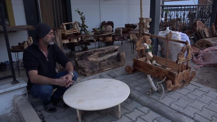 Ağaç parçalarını eşyaya dönüştürüyor; hayali müze kurmak