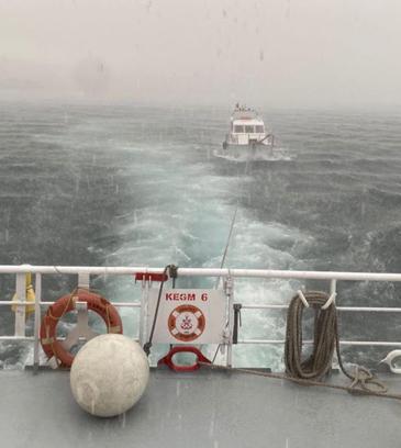 Çanakkale Boğazı'nda sürüklenen tekne kurtarıldı
