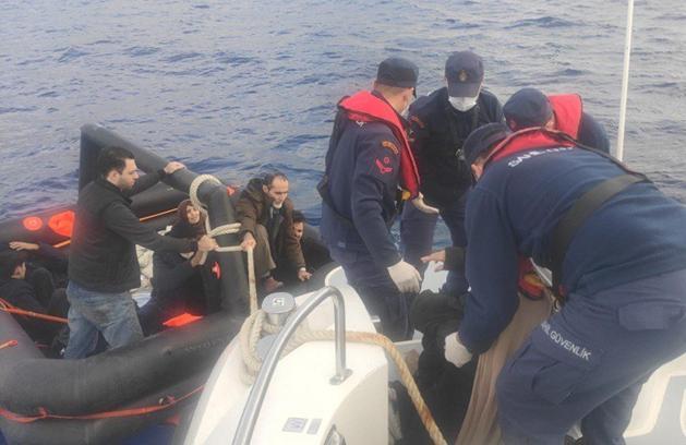 Marmaris açıklarında 12 kaçak göçmen kurtarıldı