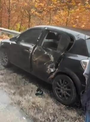 Saimbeyli'de düşen kayalar otomobile zarar verdi