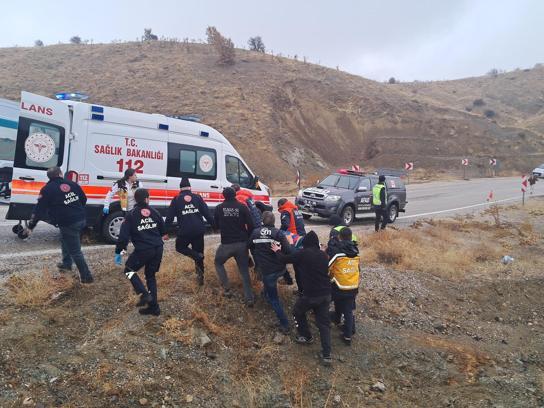 Elazığ’da kamyonet yan yattı: 2 yaralı