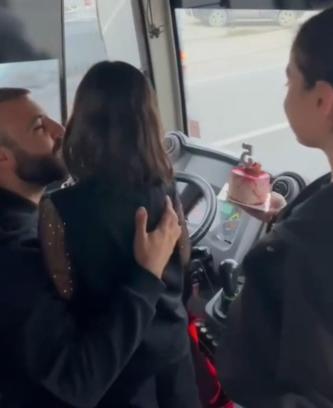 Halk otobüsü şoförü babaya, sefer sırasında kızlarından doğum günü sürprizi