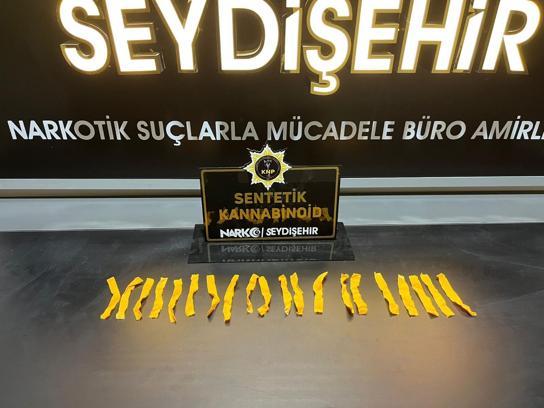 İç çamaşırının bel lastiği kısmında, uyuşturucu ele geçirildi