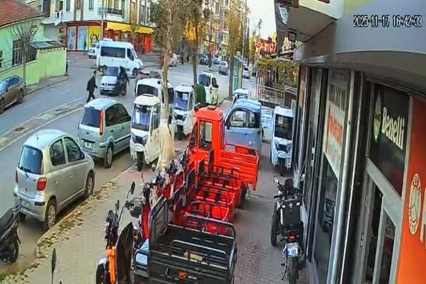 Otomobilin çarptığı elektrikli bisiklet sürücüsü yaralandı; kaza anı kamerada