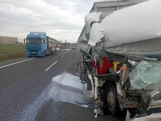 Kontrolden çıkan kamyonet, TIR’a çarptı