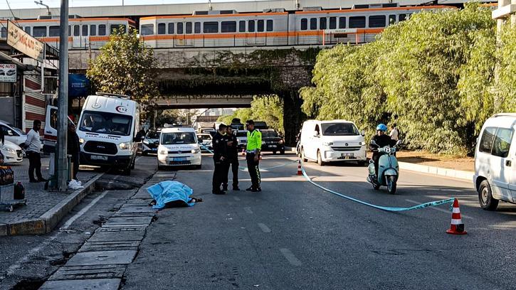 Yolun karşısına geçmek isterken otomobilin çarptığı yaya öldü