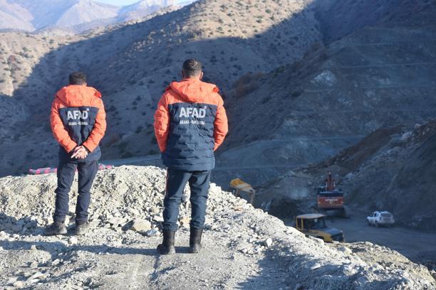 Sivas'ta göçük altında kalan şantiye müdürü aranıyor/Ek fotoğraflar