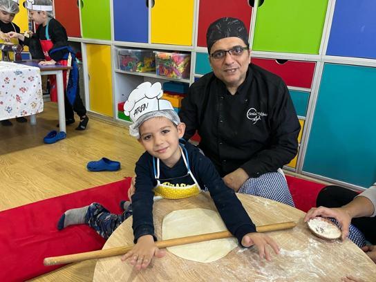 Minikler aileleriyle mutfağa girdi; mantı hamuru açıp, turşu kurdu/Ek fotoğraflar