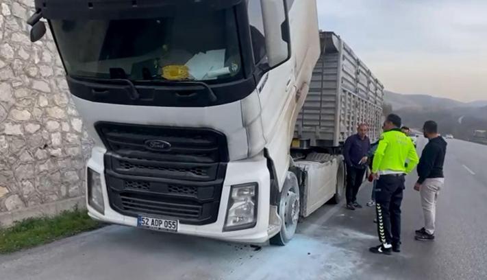 Polis, TIR'da çıkan yangına müdahale etti