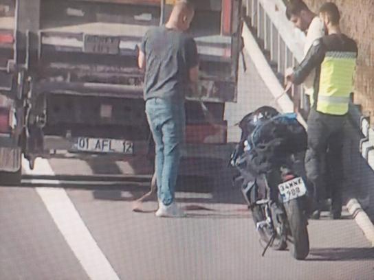 Kamyonetin arkasına bağlanan motosikletle ilerleyen sürücülere para cezası