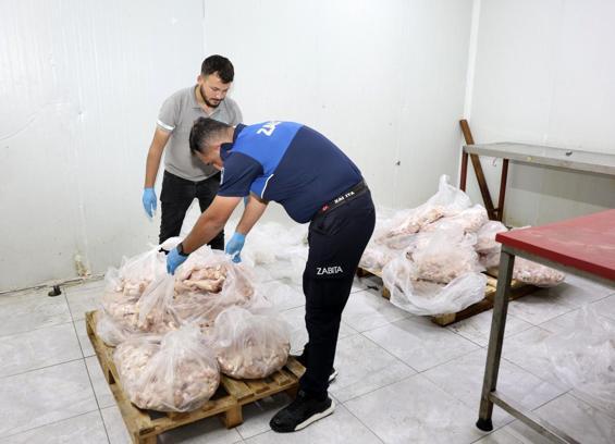 Antalya'da son kullanma tarihi geçmiş 25 ton tavuk ürünü imha edildi