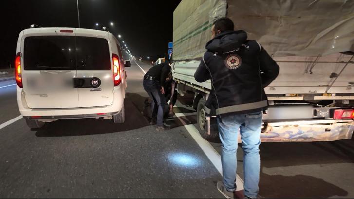 Düzensiz göçmenlere sahte pasaport temin eden şüpheli yakalandı